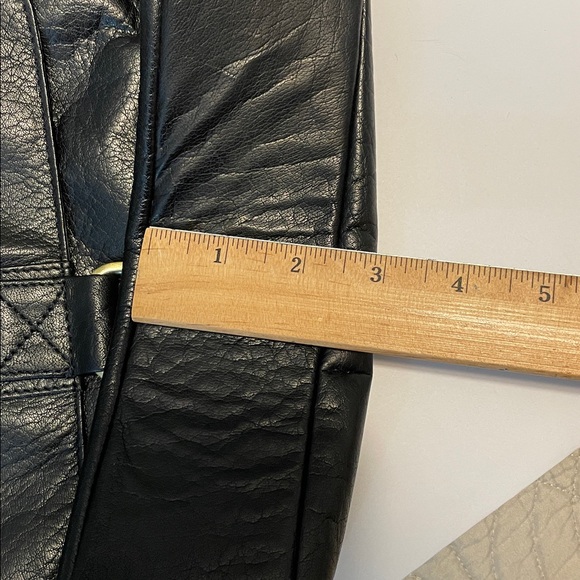 Leder Buck Black Leather Crossbody Bag - Picture 10 of 15